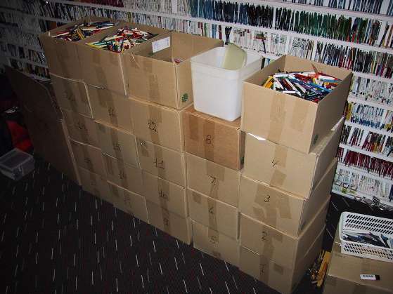 Kuglepenne til opsortering, der er ca. 1000 stk i hver kasse.(maj 2000)